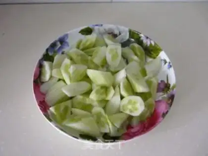 Make stir-fried cucumber with cashew nuts step 1