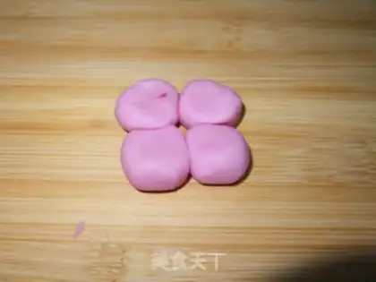 Make Cute pig pig glutinous rice dumplings step 3