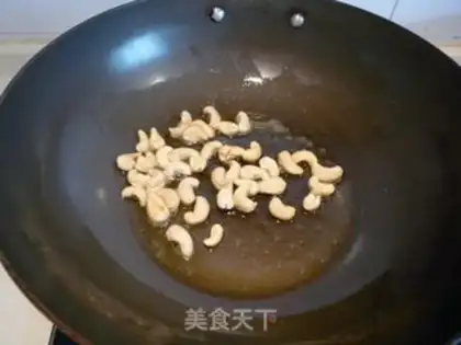 Make stir-fried cucumber with cashew nuts step 2