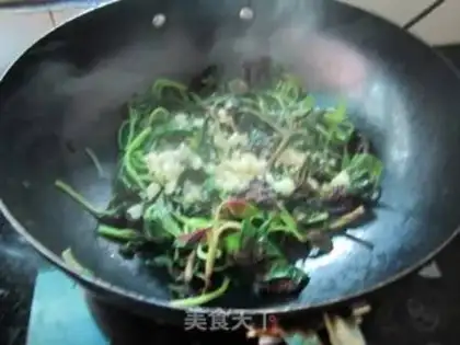 Make Home-cooked garlic and amaranth step 4