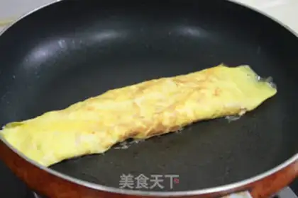 Make ham, tomato, cheese and egg roll step 6