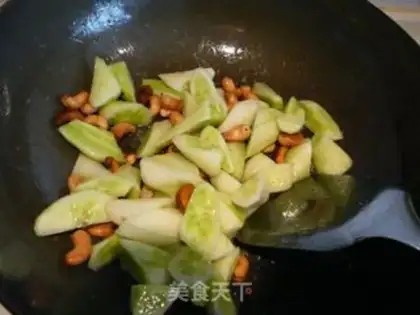 Make stir-fried cucumber with cashew nuts step 3