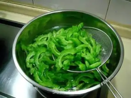 Make Dry stir-fried bitter gourd step 2