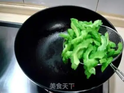 Make Dry stir-fried bitter gourd step 3