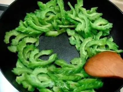 Make Dry stir-fried bitter gourd step 4