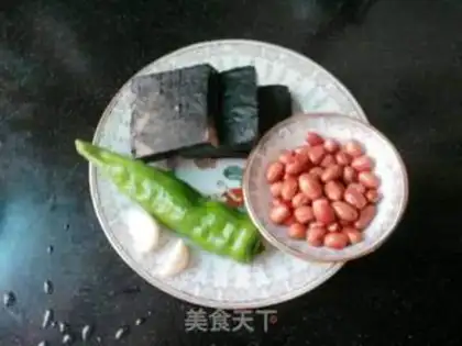 Make stir-fried peanuts with smelly dried seeds step 0