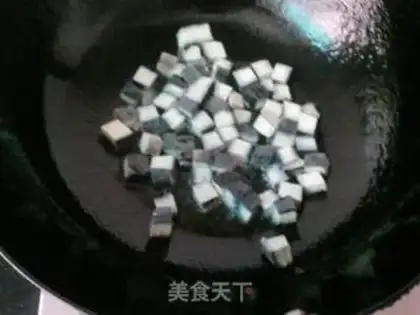 Make stir-fried peanuts with smelly dried seeds step 2