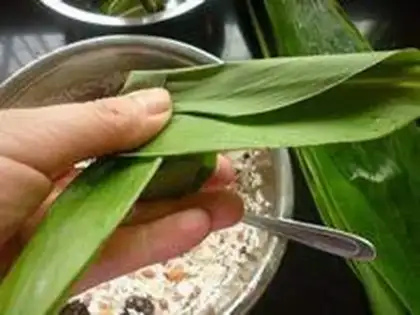 Make Red bean, peanut and candied date rice dumplings step 6