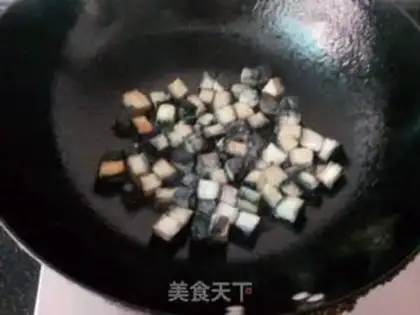 Make stir-fried peanuts with smelly dried seeds step 3