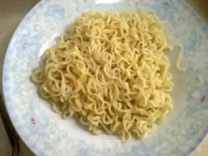 Make stir-fried instant noodles step 1