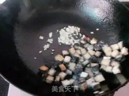 Make stir-fried peanuts with smelly dried seeds step 4