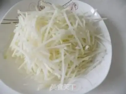 Make stir-fried shredded pork with blue rice step 2