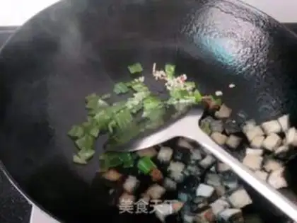 Make stir-fried peanuts with smelly dried seeds step 5