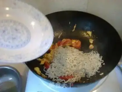 Make stir-fried instant noodles step 2