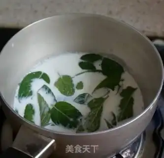 Make Mint dark chocolate ice cream step 1