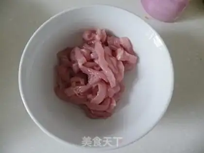 Make stir-fried shredded pork with blue rice step 3