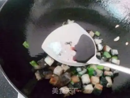 Make stir-fried peanuts with smelly dried seeds step 6