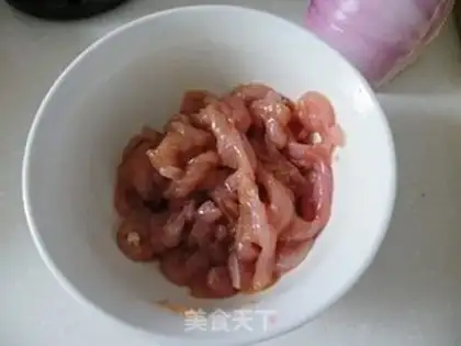 Make stir-fried shredded pork with blue rice step 4