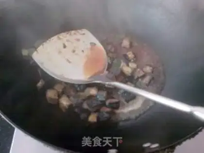 Make stir-fried peanuts with smelly dried seeds step 7