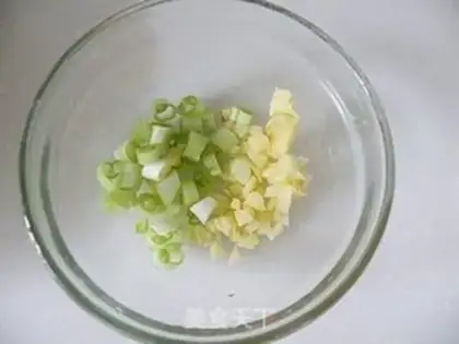 Make stir-fried shredded pork with blue rice step 5