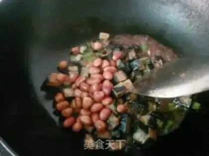 Make stir-fried peanuts with smelly dried seeds step 8