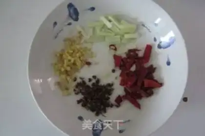 Make stir-fried diced chicken with green pepper step 1