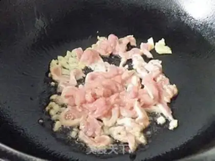 Make stir-fried shredded pork with blue rice step 6