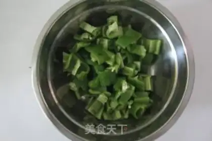 Make stir-fried diced chicken with green pepper step 2