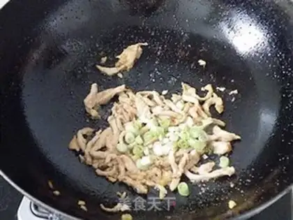 Make stir-fried shredded pork with blue rice step 7