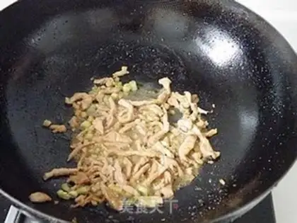 Make stir-fried shredded pork with blue rice step 8