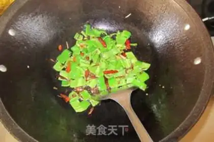Make stir-fried diced chicken with green pepper step 4
