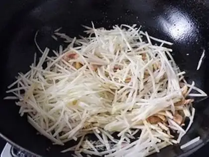 Make stir-fried shredded pork with blue rice step 9