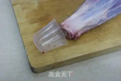 Make Roasted Australian leg of lamb in blueberry sauce step 1