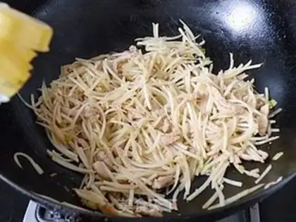 Make stir-fried shredded pork with blue rice step 10