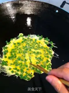 Make Scrambled eggs with beans step 1