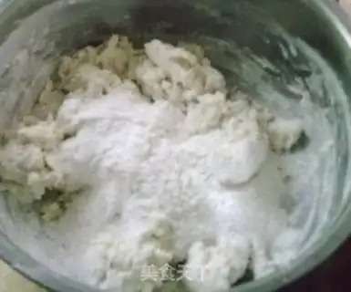 Make Bean residue apricot mushroom vegetarian bun step 2