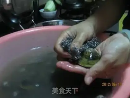 Make Steamed garlic with sea clams step 1