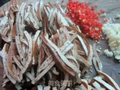 Make Cold and stewed tofu shredded step 1