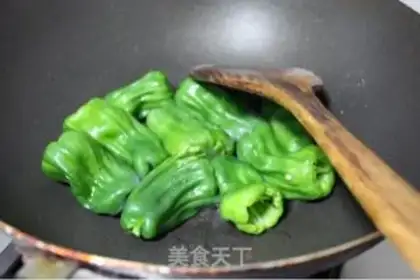 Make Tiger skin green pepper step 2