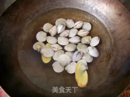Make stir-fried clams with onions and ginger step 2
