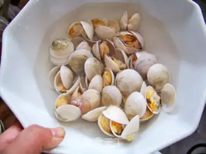 Make stir-fried clams with onions and ginger step 3