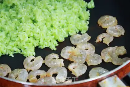 Make Fresh shrimp and emerald fried rice step 5