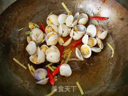 Make stir-fried clams with onions and ginger step 6