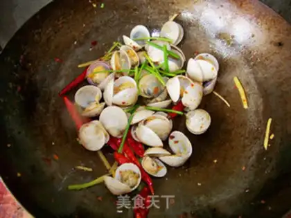 Make stir-fried clams with onions and ginger step 7