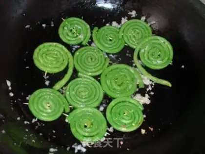 Make Cowpea roll in oyster sauce step 4