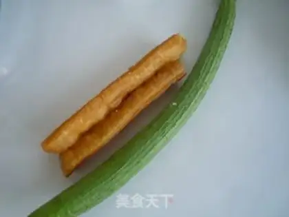 Make stir-fried loofah with old fried dough sticks step 0