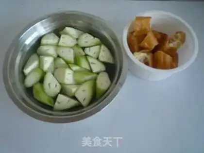 Make stir-fried loofah with old fried dough sticks step 1