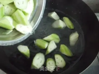 Make stir-fried loofah with old fried dough sticks step 2