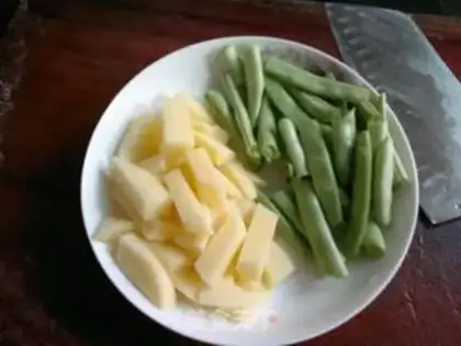 Make Braised potatoes with green beans step 1