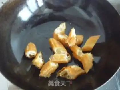 Make stir-fried loofah with old fried dough sticks step 3
